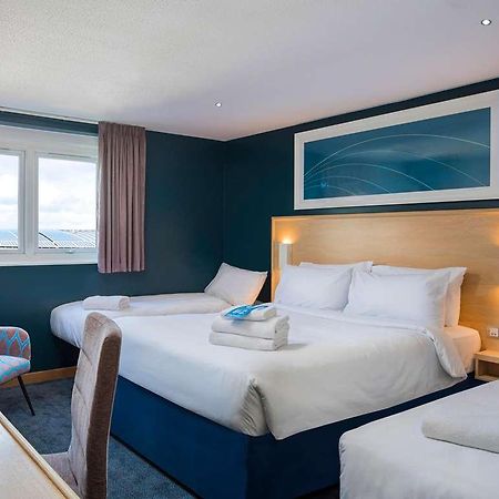 Travelodge Reading Whitley Стая снимка